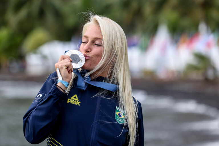 Brasileira Tatiana Weston-Webb conquista medalha de prata histórica no surf 